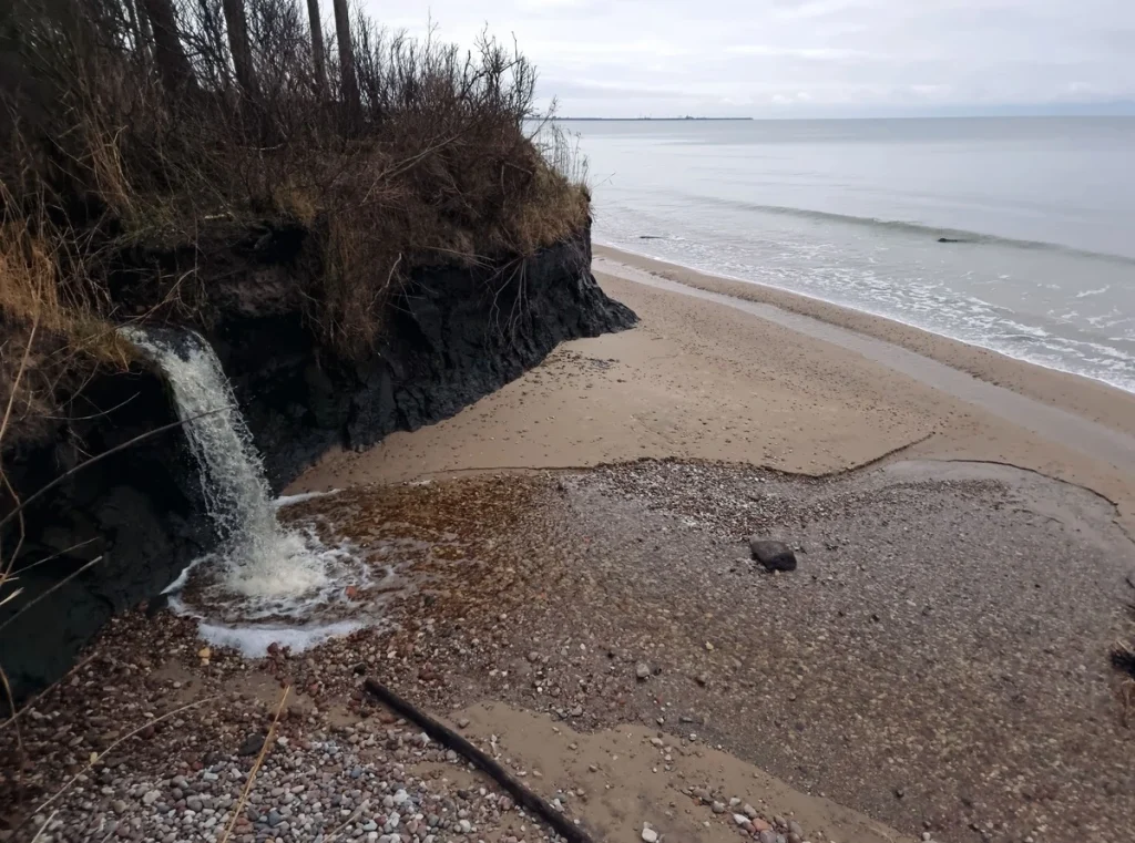 Staldzenes ūdenskritums, 2023. gada novembris. Tālumā, fonā ir redzama Ventspils osta.