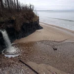 Staldzenes ūdenskritums, 2023. gada novembris. Tālumā, fonā ir redzama Ventspils osta.