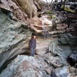 Lielās Kautraka gravas Avota ūdenskritums un autors. 2024. gada februāris.