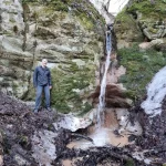 Mazās Kautraka gravas ūdenskritums un autors. 2024. gada februāris.