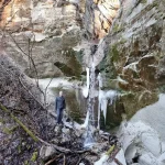 Mazās Kautraka gravas Augstais ūdenskritums, apakšējā pakāpe un autors. 2024. gada februāris.