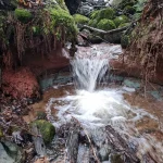 Ūdenskritums pie bijušajām Leišu mājām, augšējā pakāpe. 2024. gada decembris.