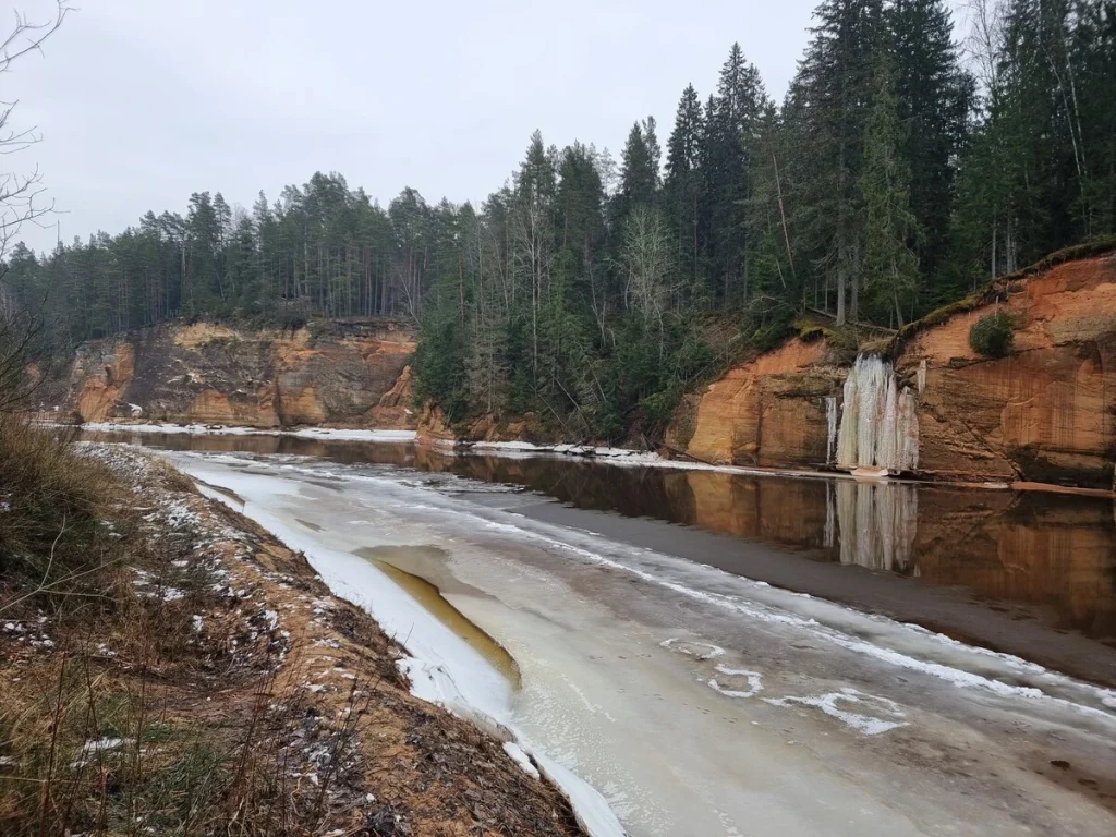 Ērģeļu klinšu ūdenskritums ziemā. 2025. gada marts.