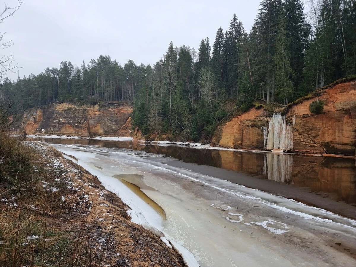 Ērģeļu klinšu ūdenskritums ziemā. 2025. gada marts.