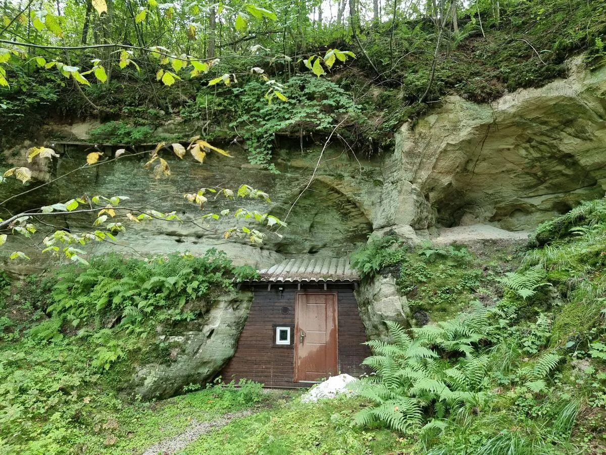 Cēsu Svētavots, ieeja alā. 2025. gada septembris.