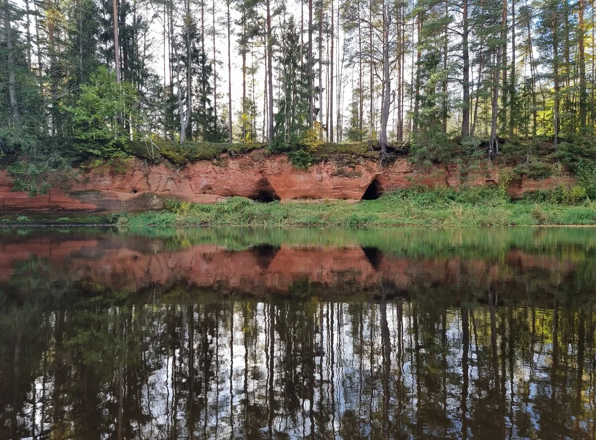 Rostu klintis, vidusdaļa. No kreisās puses - Rostu niša, Rostu ala un gandrīz pie labās puses - Rostu avots. 2025. gada oktobris.
