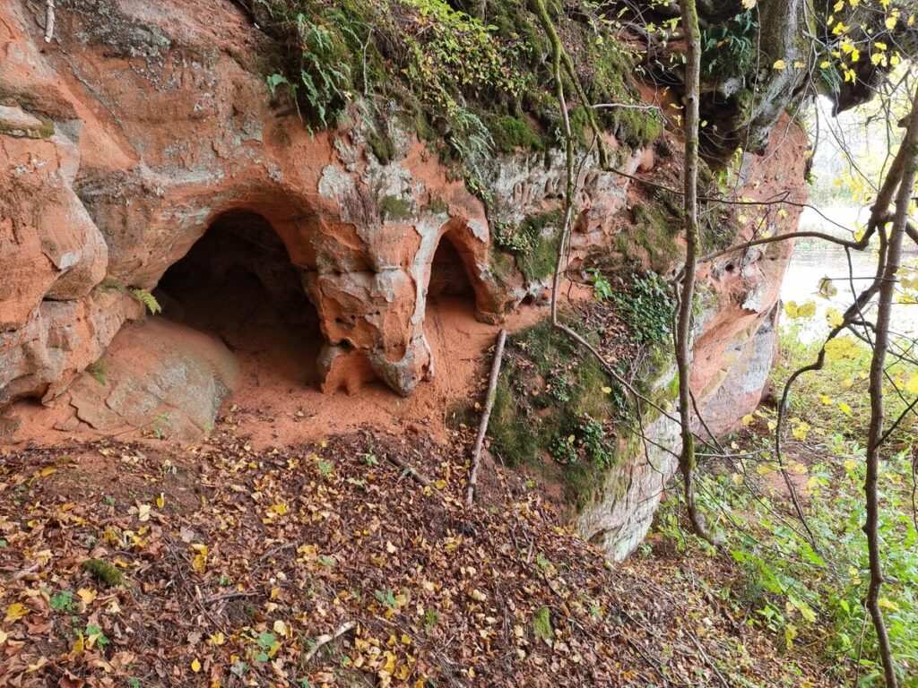 Pietraga Sarkanās klintis, sākuma daļa, nišas. 2025. gada oktobris.