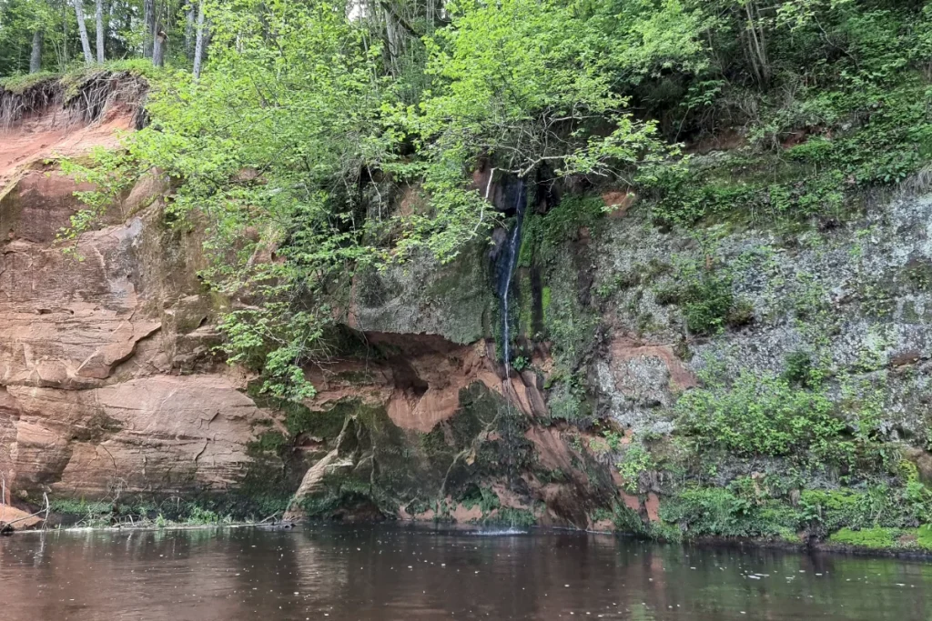 Krauļukalna pirmais ūdenskritums. 2022. gada jūnijs.