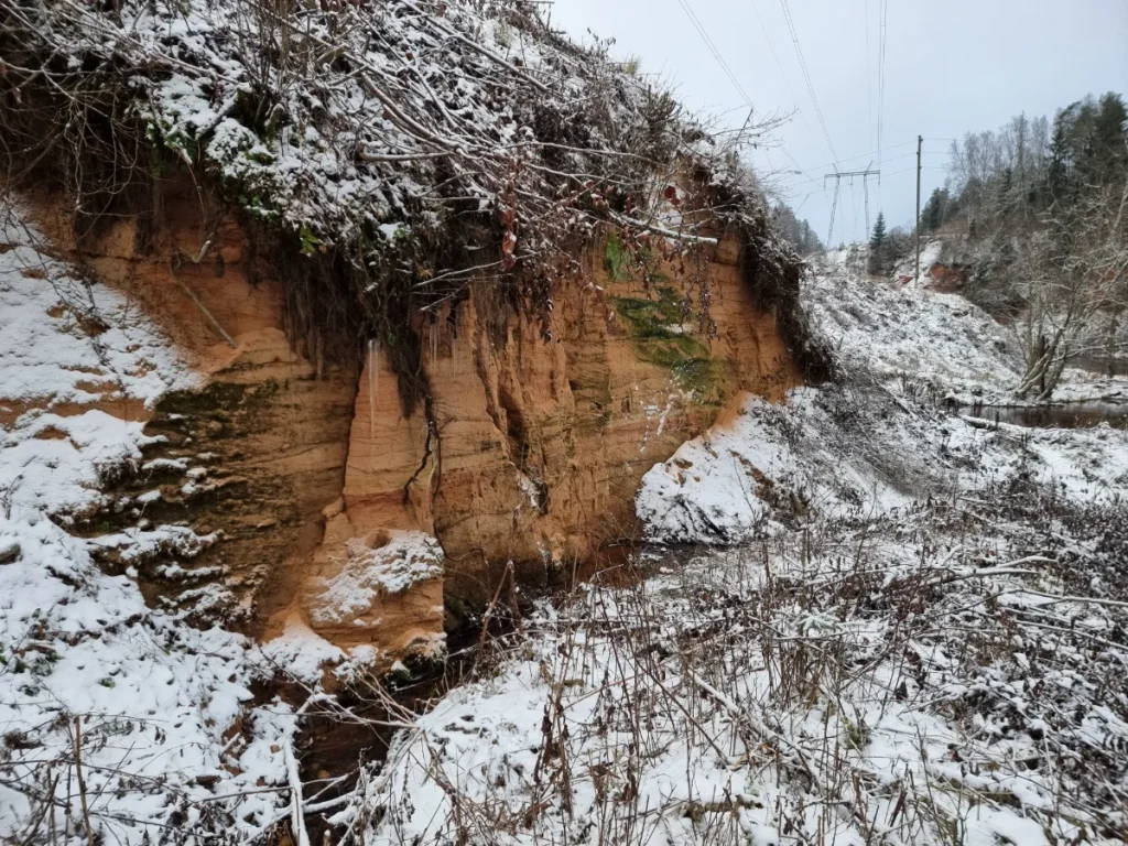 Slaktūža upītes klints. Fonā - Slūnu iezis. 2025. gada decembris.