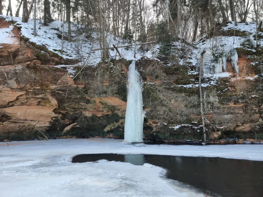 Krauļukalna iezis, pirmais ūdenskritums. 2026. gada janvāris.
